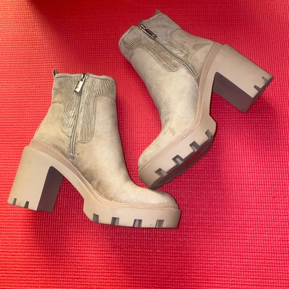 Jennifer Lopez Ankle Heeled Boots - Picture 13 of 16